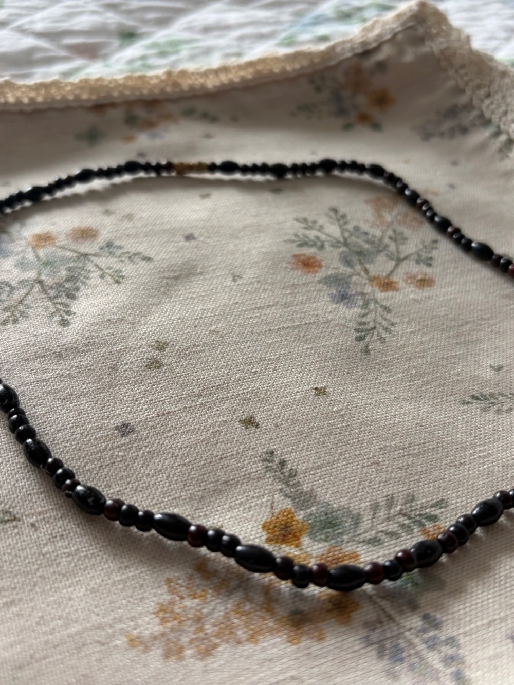 EUC Vintage Beaded Strand Necklace with Dark Beads & Brass Barrel Clasp 18 in.